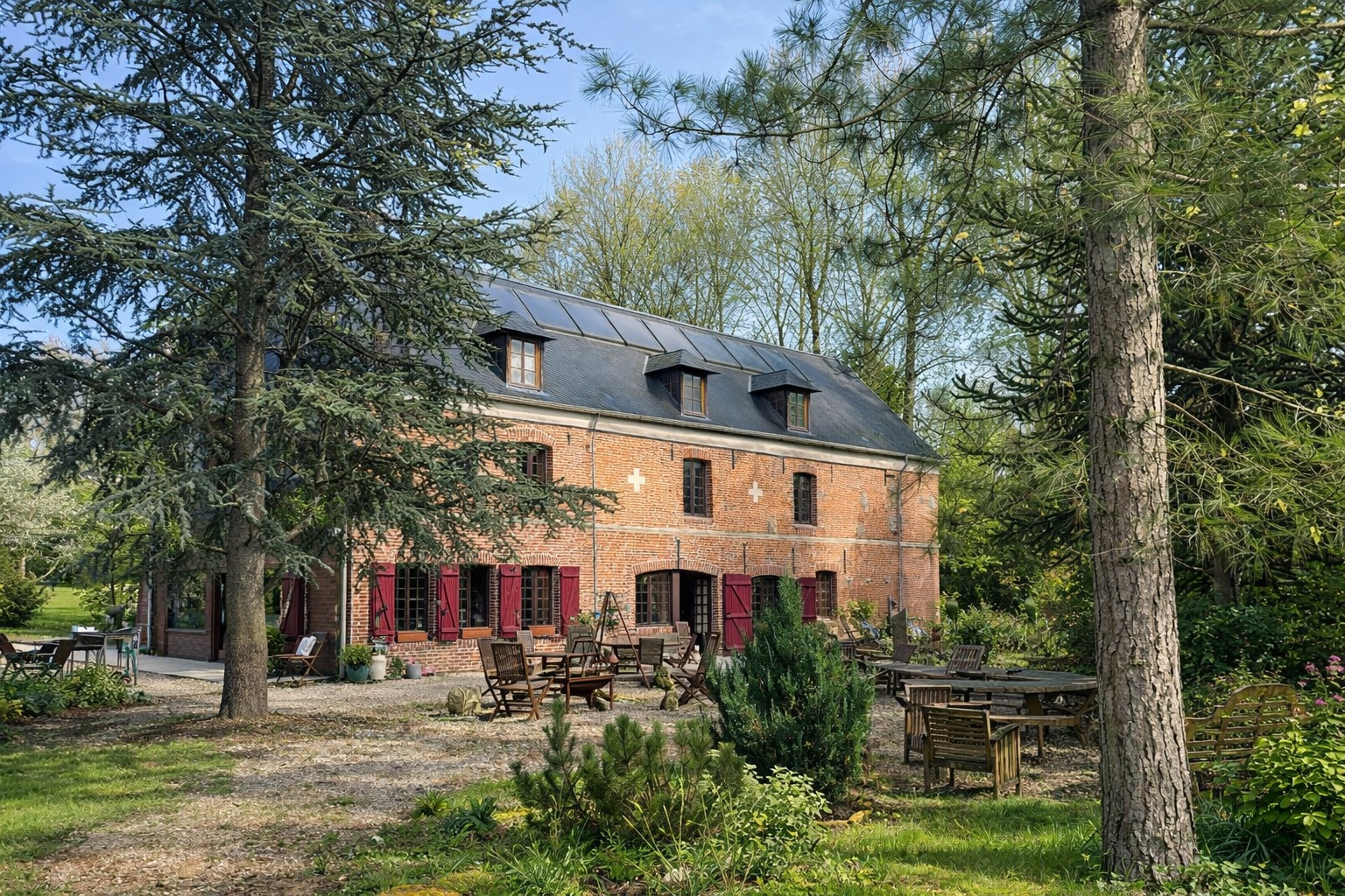 Façade en briques rouges du Moulin de Gruchon à Lucheux, lieu de la retraite Le Moulin des Passages